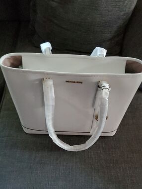 NWT Michael Kors Large Jet Set Saffiano Leather Tote with Gold Hardware